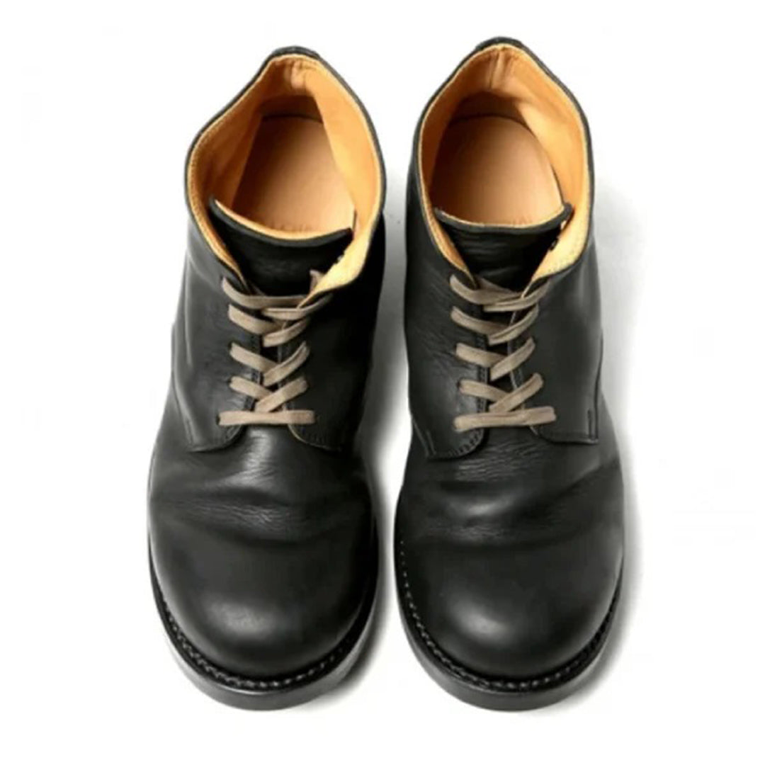 Scarpe uomo in pelle nera, design classico, lacci marroni, suola robusta. Calzature eleganti e versatili per ogni occasione.