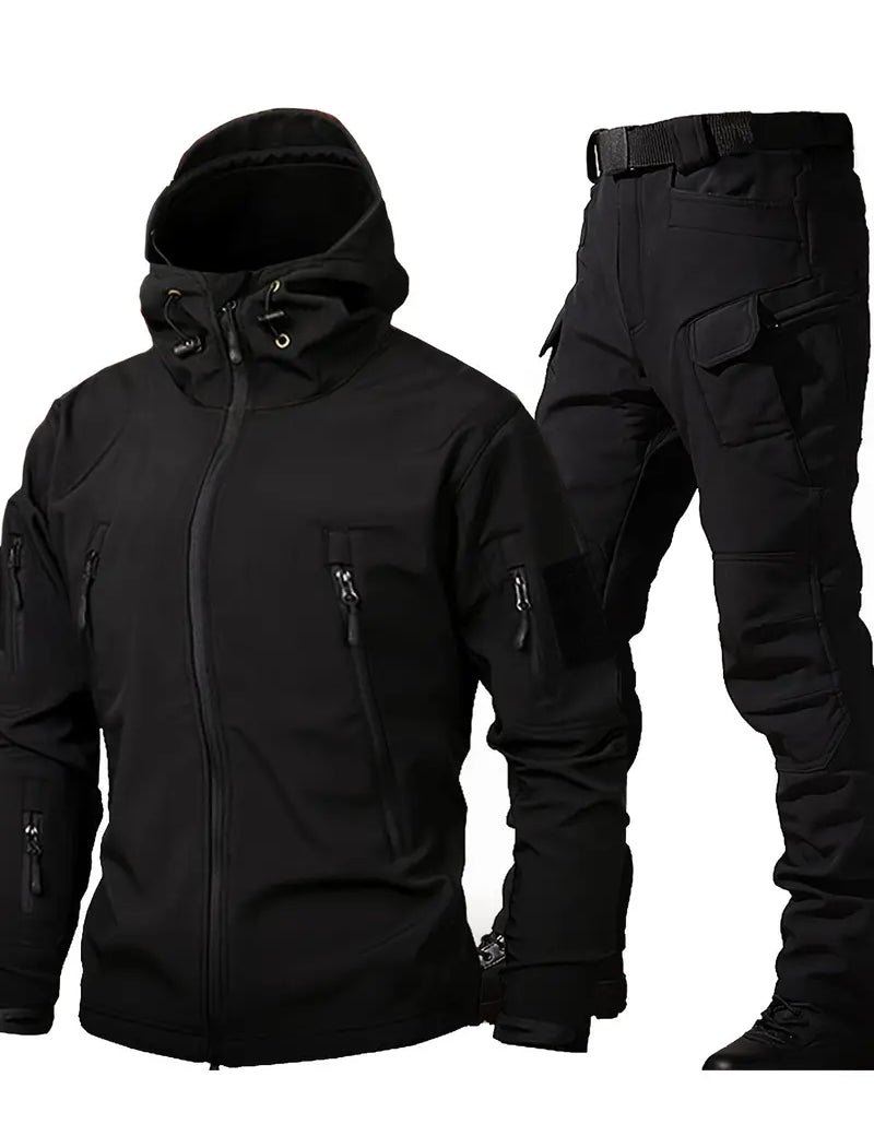 Giacca e pantaloni tattici neri da uomo, impermeabili e antivento, con tasche multiple e cappuccio. Abbigliamento outdoor resistente e funzionale.