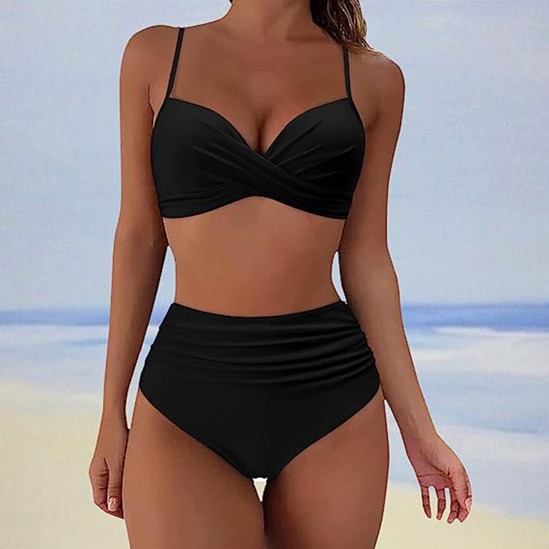 Costume da bagno donna nero a due pezzi, top con spalline sottili e slip a vita alta, moda mare, spiaggia, estate.