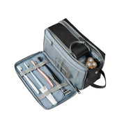 Borsa da viaggio organizer aperta con spazzolini, rasoio e contenitori. Ideale per articoli da toeletta, accessori bagno, viaggio.