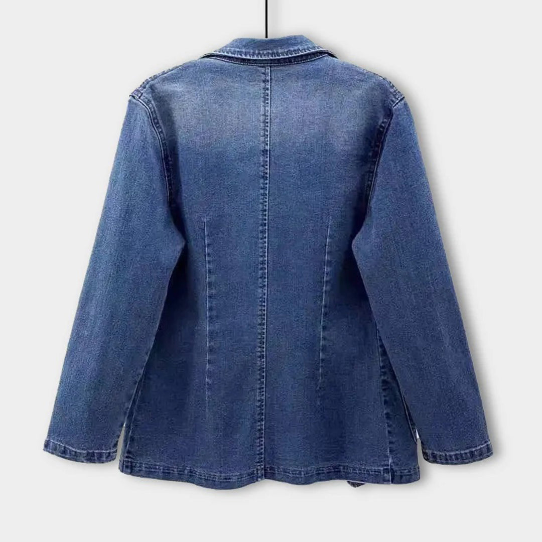 Giacca di jeans blu da donna, design classico, maniche lunghe, cuciture a vista, ideale per moda casual e abbigliamento autunnale.
