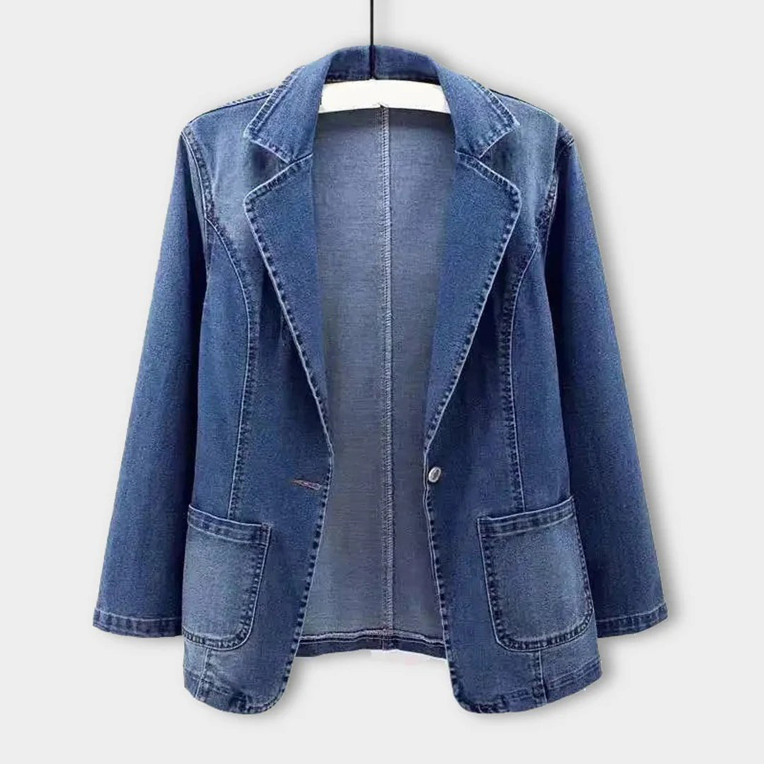 Giacca blazer in denim blu, design casual con tasche frontali, ideale per look moda uomo e donna. Perfetta per abbigliamento casual e trendy.
