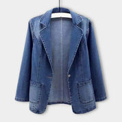 Giacca blazer in denim blu, design casual con tasche frontali, ideale per look moda uomo e donna. Perfetta per abbigliamento casual e trendy.