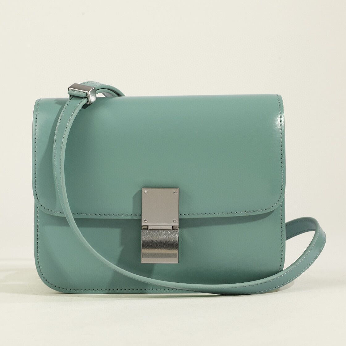 Borsa a tracolla classica da donna con patta in vera pelle 13