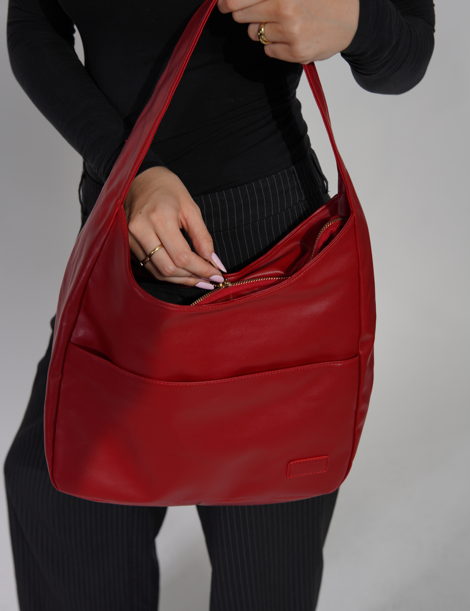 Borsa a tracolla pratica ed elegante da donna in pelle vegana 1