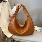 Borsa a spalla intrecciata in pelle marrone, design elegante e moderno, perfetta per moda donna, accessorio di tendenza, stile casual chic.