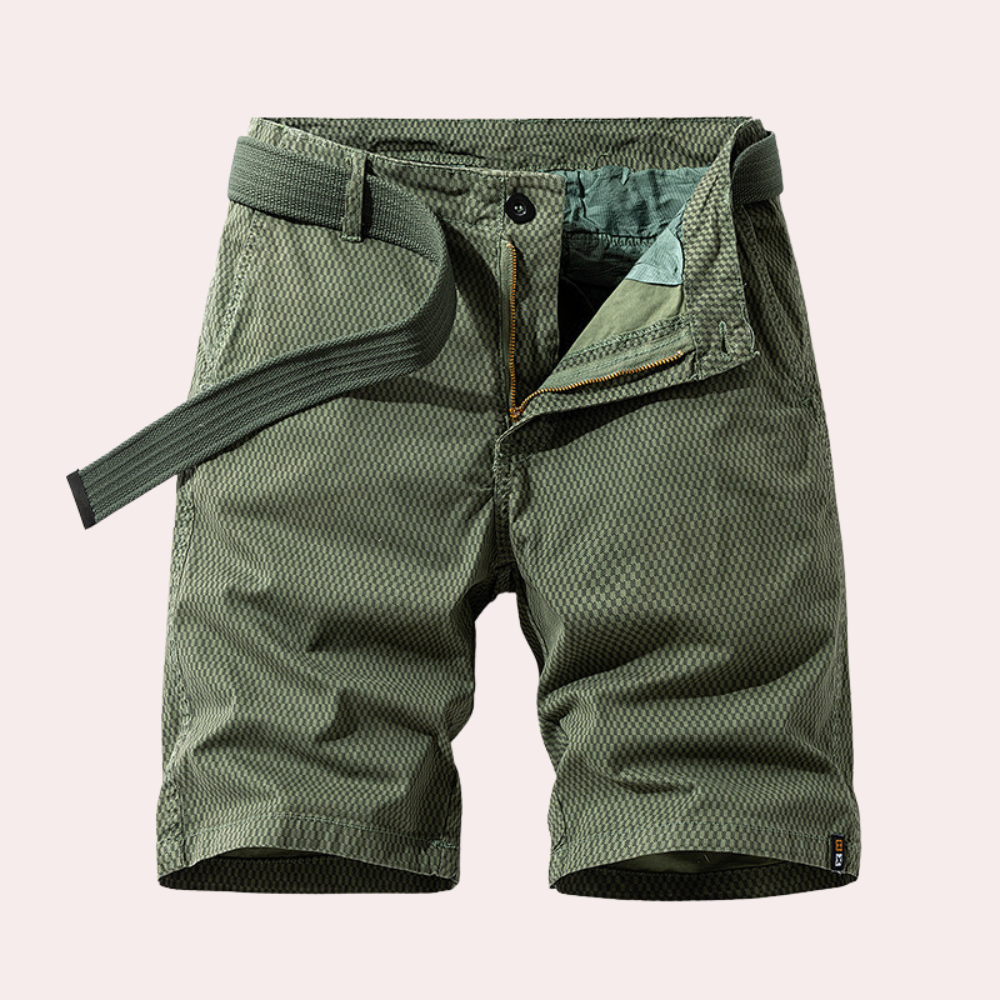 Pantaloncini cargo verdi da uomo, tessuto leggero, cintura inclusa, design casual estivo, chiusura con bottone e zip, ideali per attività all'aperto.