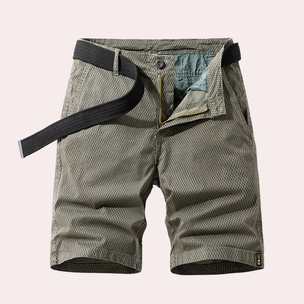 Pantaloncini cargo uomo verde militare con cintura nera, tessuto leggero e resistente, ideali per escursioni e attività outdoor.