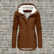Giacca invernale da donna marrone con cappuccio foderato in pelliccia sintetica, chiusura a zip, tasche frontali, ideale per climi freddi.