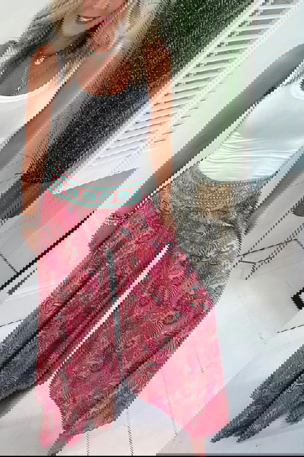 Immagine danneggiata con distorsioni e colori alterati, presenta bande orizzontali verdi, blu e viola. Problema di visualizzazione digitale.