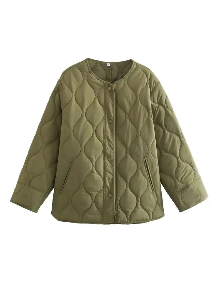 Giacca trapuntata verde oliva, maniche lunghe, chiusura a bottoni, tasche laterali. Moda autunno inverno, abbigliamento donna casual elegante.