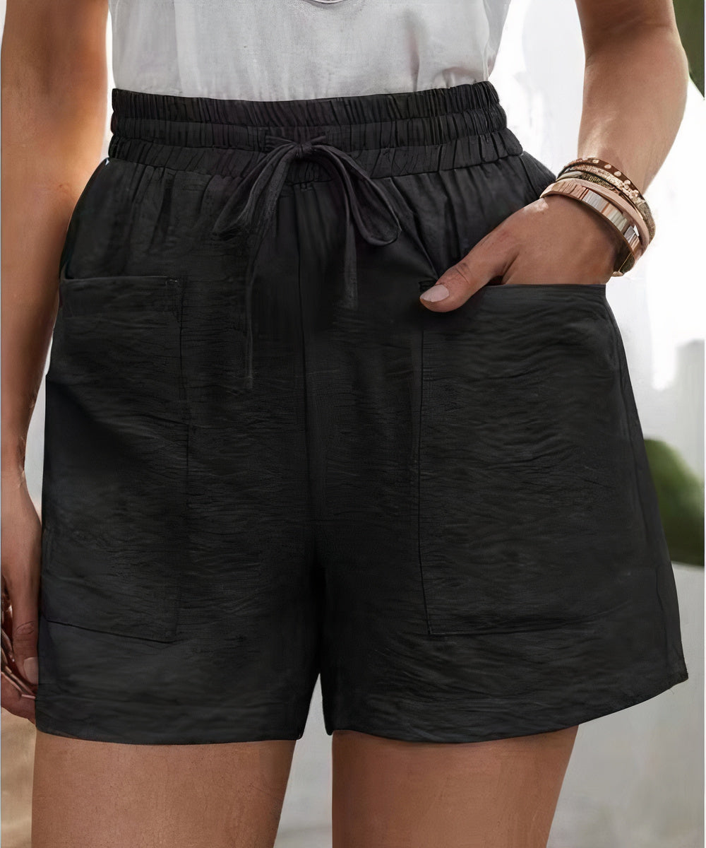 Shorts neri da donna con tasche frontali, elastico in vita e laccio regolabile. Ideali per look casual estivi. Tessuto leggero e confortevole.