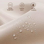 Superficie in tessuto beige resistente all'umidità con gocce d'acqua, texture robusta e durevole. Materiale impermeabile e resistente.