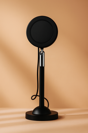 Supporto di ricarica wireless nero su sfondo beige, design moderno ed elegante, accessorio tecnologico per smartphone, minimalista e funzionale.