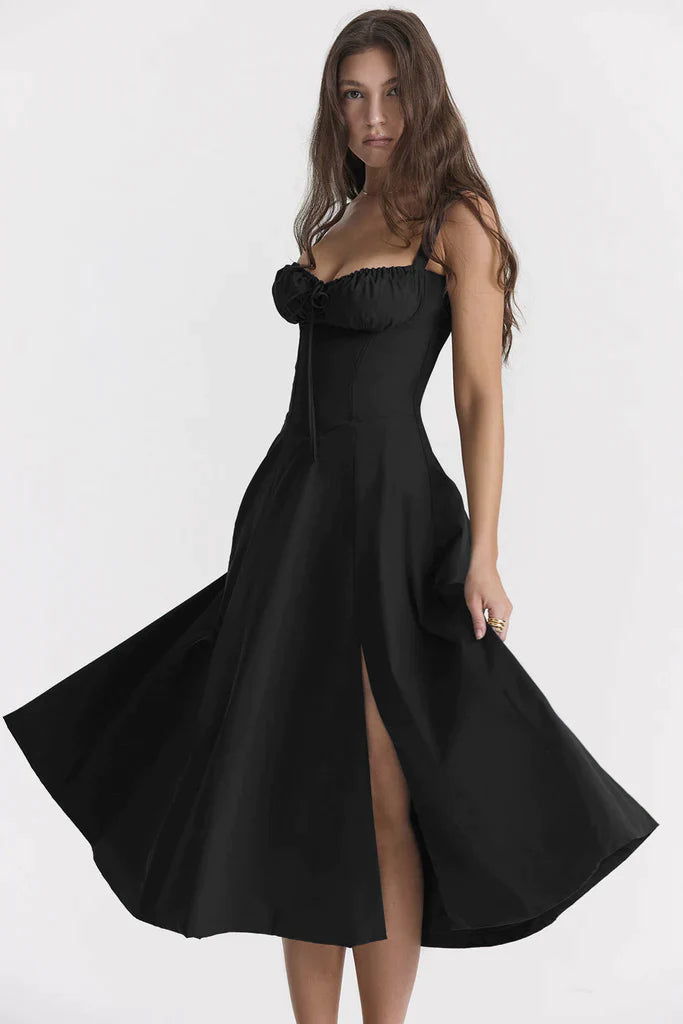 Donna con abito nero elegante, lungo, con spacco e corpetto arricciato. Moda femminile, abbigliamento da sera, stile sofisticato.