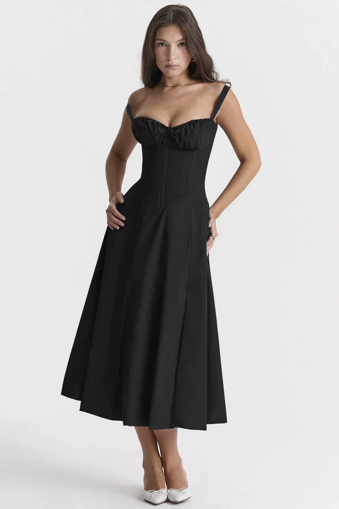 Abito nero elegante donna, lungo, con spalline sottili e scollo a cuore. Perfetto per eventi serali. Moda femminile, stile sofisticato.