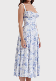 Abito estivo donna a fiori blu e bianchi, lunghezza midi, spalline sottili, scollo a cuore. Elegante e casual, perfetto per la stagione calda.