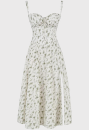 Abito estivo bianco a fiori verdi, senza maniche, con spalline sottili e spacco laterale. Vestito elegante donna, moda casual chic.