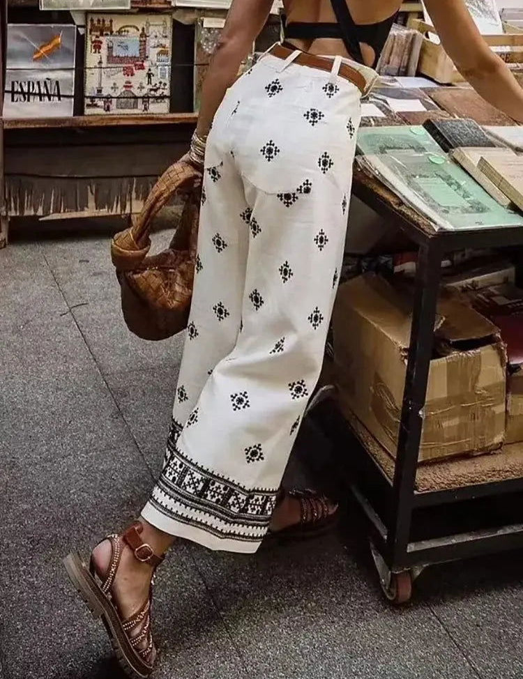 Immagine danneggiata con distorsioni digitali e colori alterati, impossibile identificare l'oggetto principale.