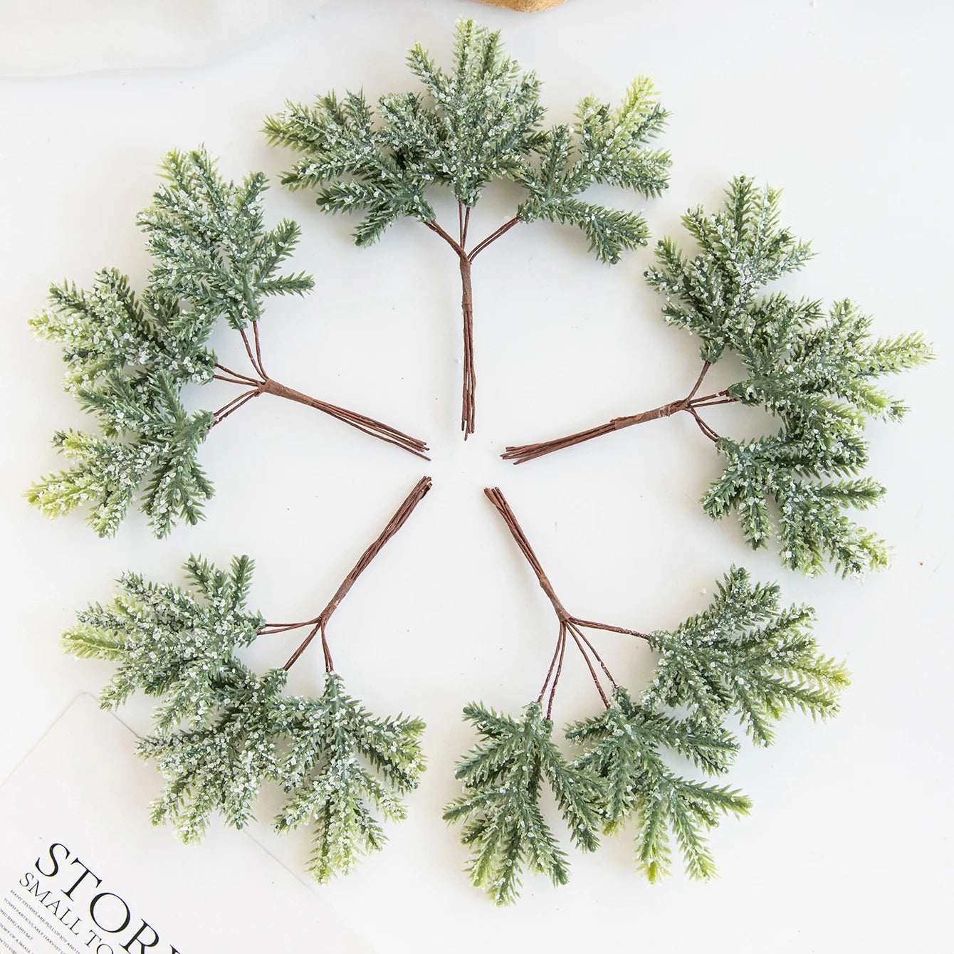 Ciondolo Cactus | Decorazione natalizia a forma di foglia verde con accenti in stile boho 1