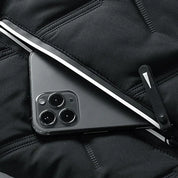 Custodia nera per iPhone con tripla fotocamera, design elegante e moderno, su sfondo di tessuto nero. Accessorio smartphone di alta qualità.