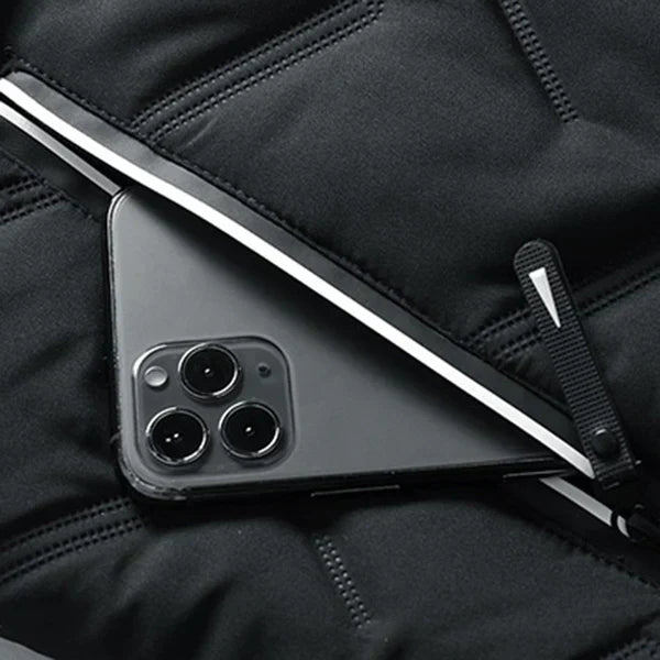 Custodia nera per iPhone con tripla fotocamera, design elegante e moderno, su sfondo di tessuto nero. Accessorio smartphone di alta qualità.