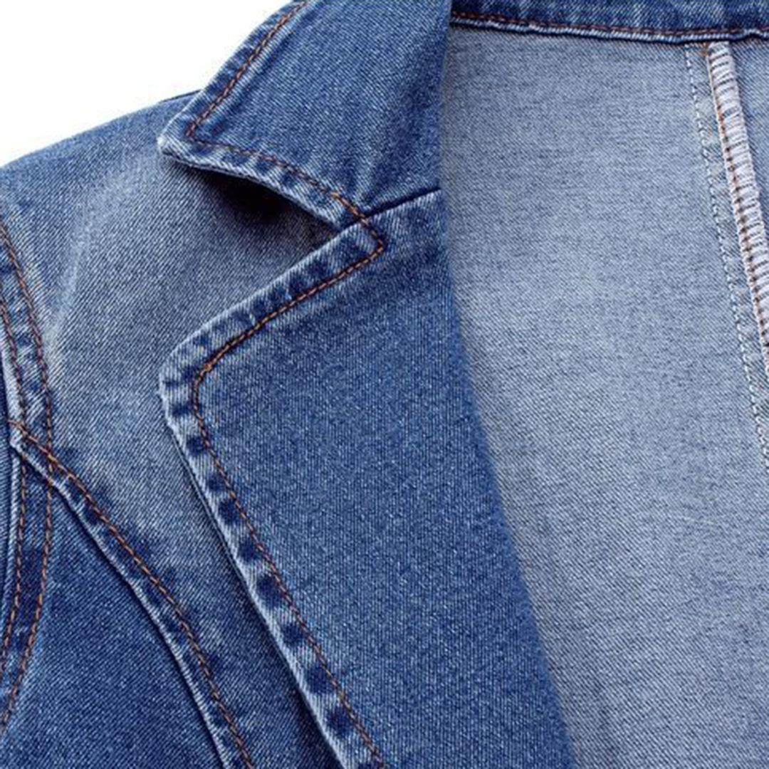 Giacca di jeans in denim blu, cuciture a contrasto, colletto classico. Moda casual, abbigliamento uomo e donna, tessuto resistente.