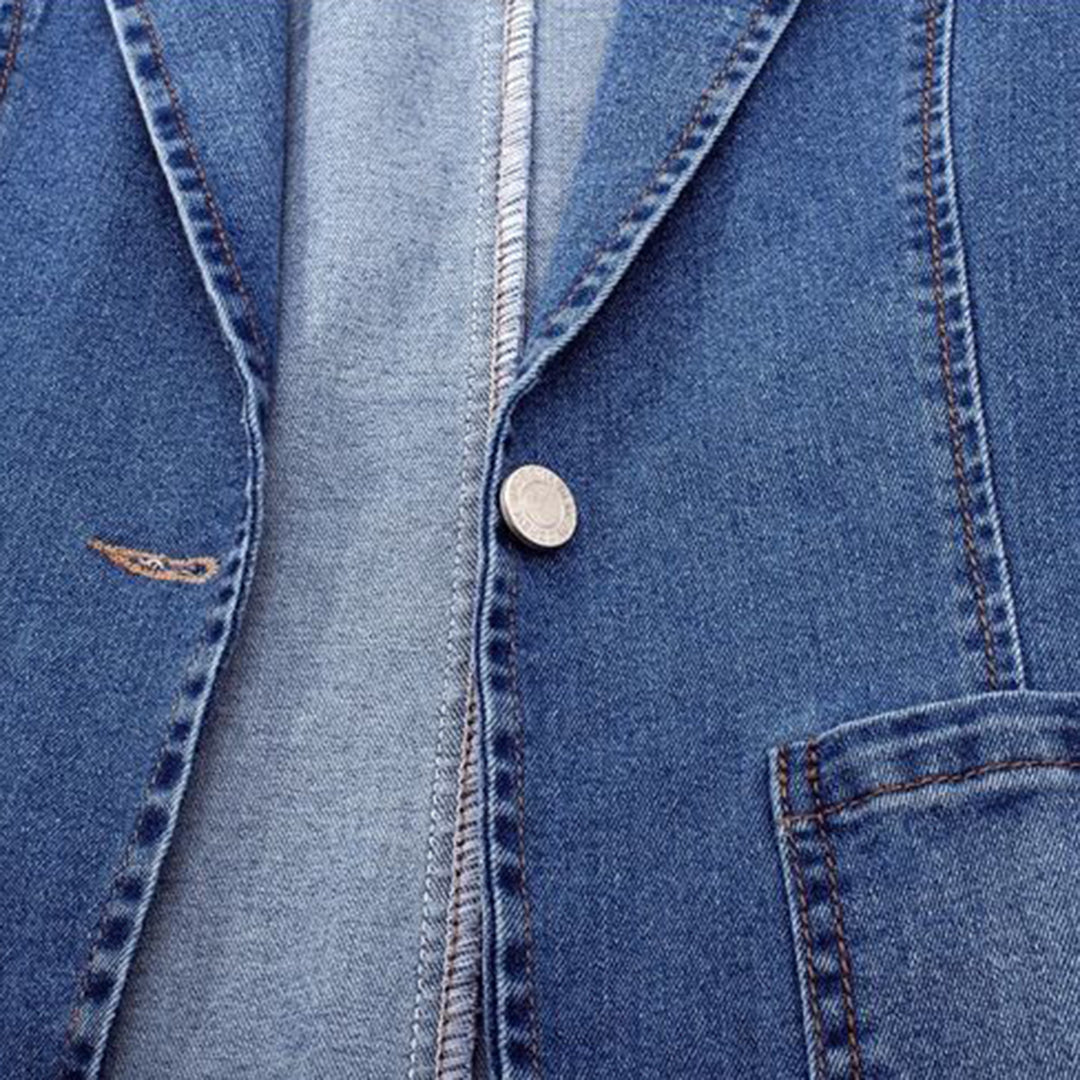 Giacca di jeans blu da uomo, stile casual, con bottoni metallici e tasca frontale. Tessuto denim resistente, ideale per moda urbana.