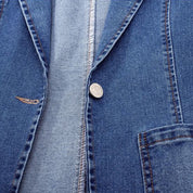 Giacca di jeans blu da uomo, stile casual, con bottoni metallici e tasca frontale. Tessuto denim resistente, ideale per moda urbana.