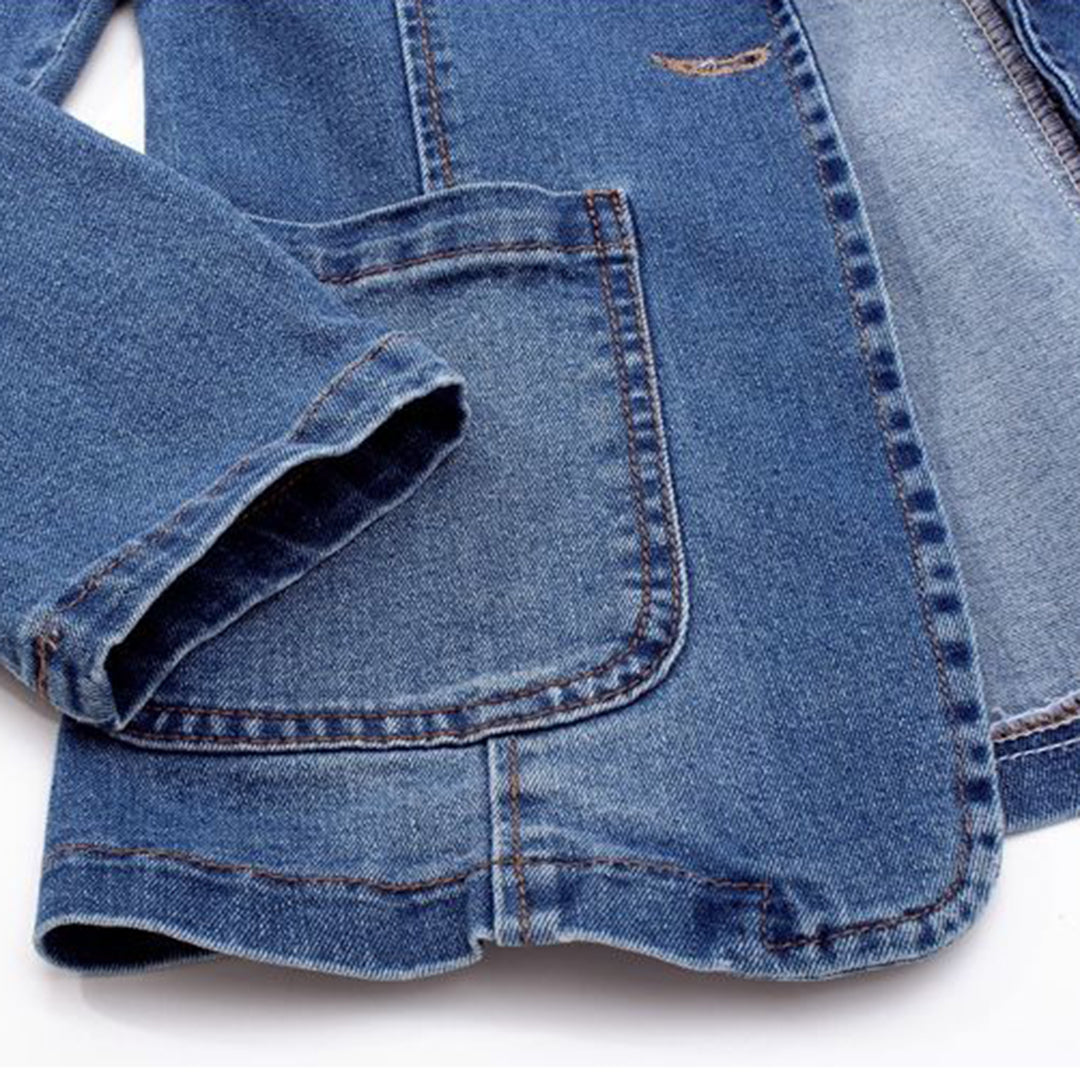 Giacca di jeans blu in denim, stile casual, con cuciture a contrasto e tasca frontale. Perfetta per moda uomo e donna.