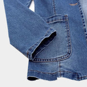 Giacca di jeans blu in denim, manica lunga, tasca frontale, cuciture a vista. Moda casual, abbigliamento uomo/donna, stile vintage.