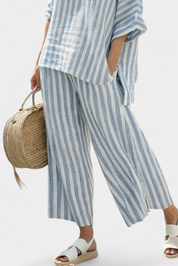 Completo Estivo Elegante in Lino con Top a Righe e Pantaloni Rilassati 3