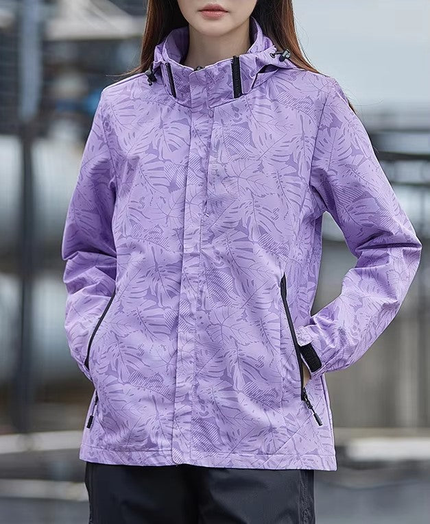 Giacca impermeabile donna viola con motivo foglie, cappuccio regolabile e tasche con zip. Ideale per outdoor e attività sportive.