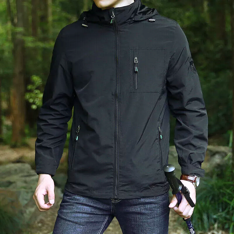 Giacca impermeabile nera da uomo, con cappuccio e tasche con zip, ideale per escursioni e attività outdoor. Stile casual e resistente.