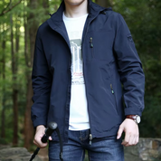 Giacca impermeabile uomo blu scuro, ideale per escursioni all'aperto. Design casual con cerniera, tasche multiple e cappuccio. Perfetta per trekking.