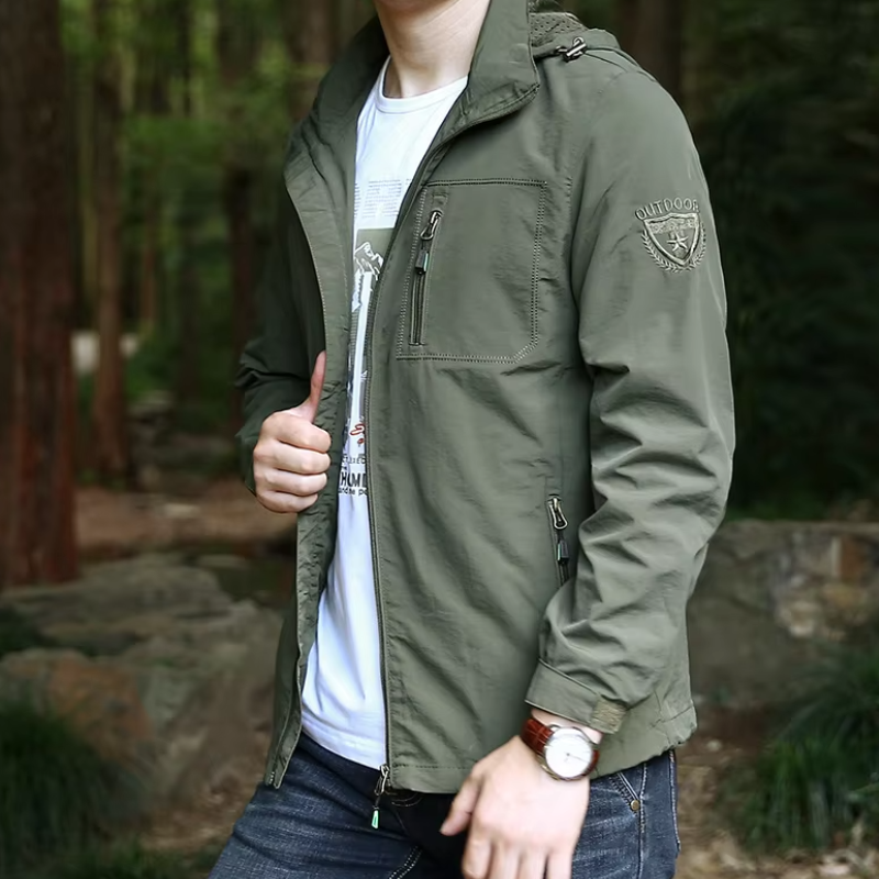 Giacca verde da uomo in stile casual, con cerniera e tasche, ideale per attività all'aperto. Perfetta per escursioni e tempo libero.