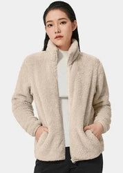 Giacca in pile beige da donna, design casual, con zip frontale e tasche laterali. Ideale per l'inverno, moda femminile, abbigliamento caldo.