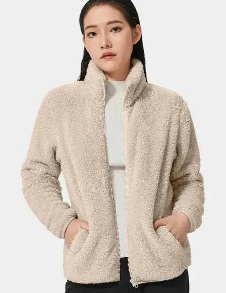 Giacca in pile beige da donna, design casual, con zip frontale e tasche laterali. Ideale per l'inverno, moda femminile, abbigliamento caldo.