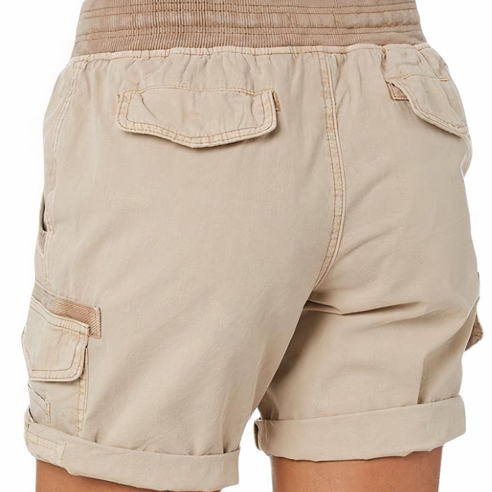 Shorts cargo beige da donna con tasche multiple, elastico in vita, design casual estivo. Ideali per attività all'aperto e look rilassato.