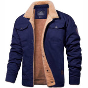 Giacca invernale uomo blu con fodera in pelliccia sintetica beige, tasche frontali, chiusura a bottoni. Ideale per look casual e caldi.