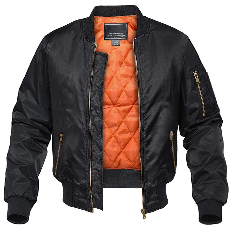 Giacca bomber nera da uomo con fodera arancione, cerniere dorate, tasca sulla manica, stile casual, moda autunno-inverno, tessuto resistente.