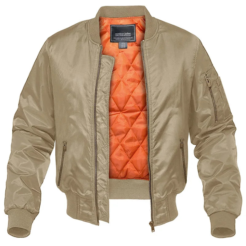 Giacca bomber beige da uomo con fodera arancione trapuntata, chiusura zip, tasche laterali e tasca sulla manica. Stile casual, moda autunno inverno.