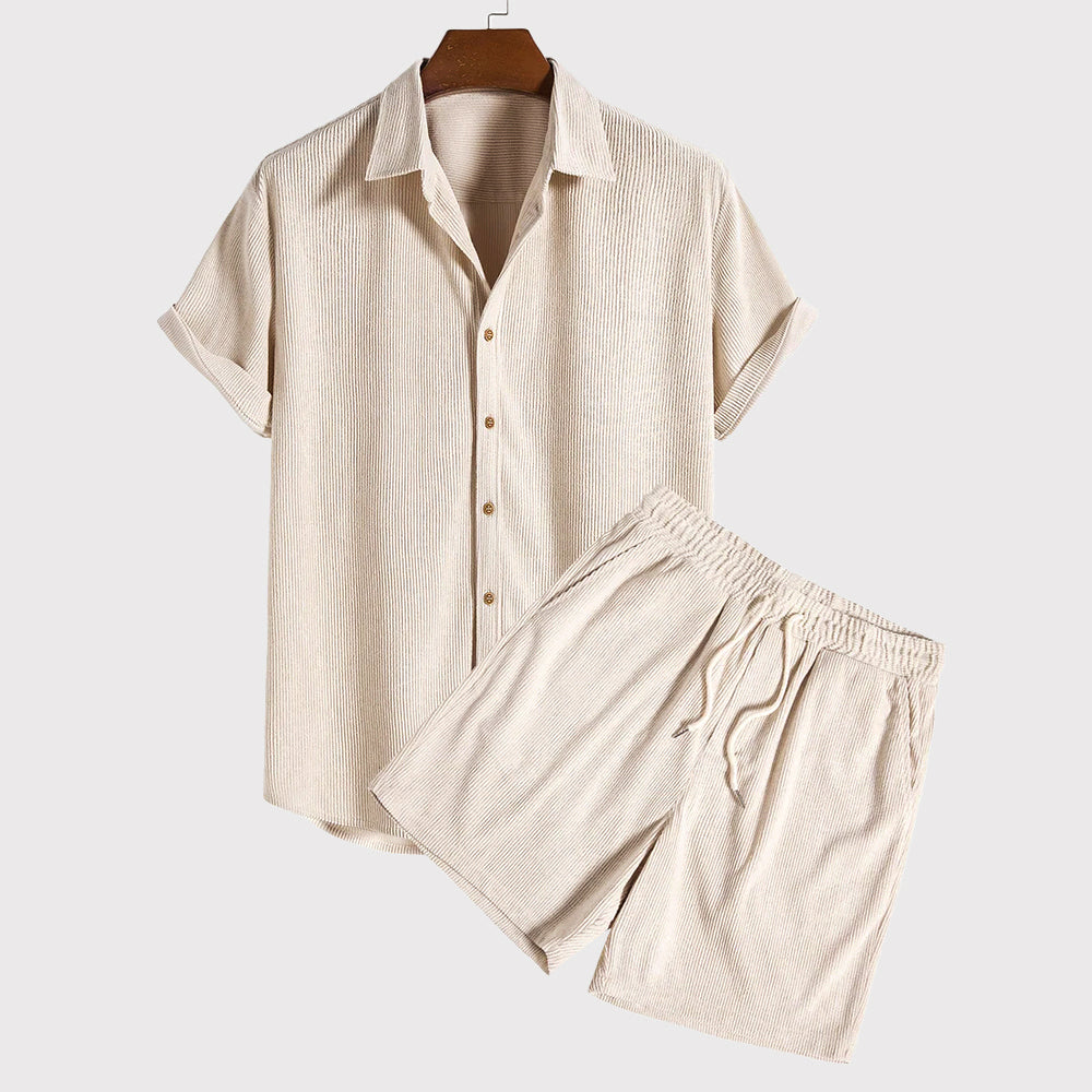 Completo estivo uomo beige, camicia a maniche corte e pantaloncini, tessuto leggero, ideale per moda casual e look estivo elegante.