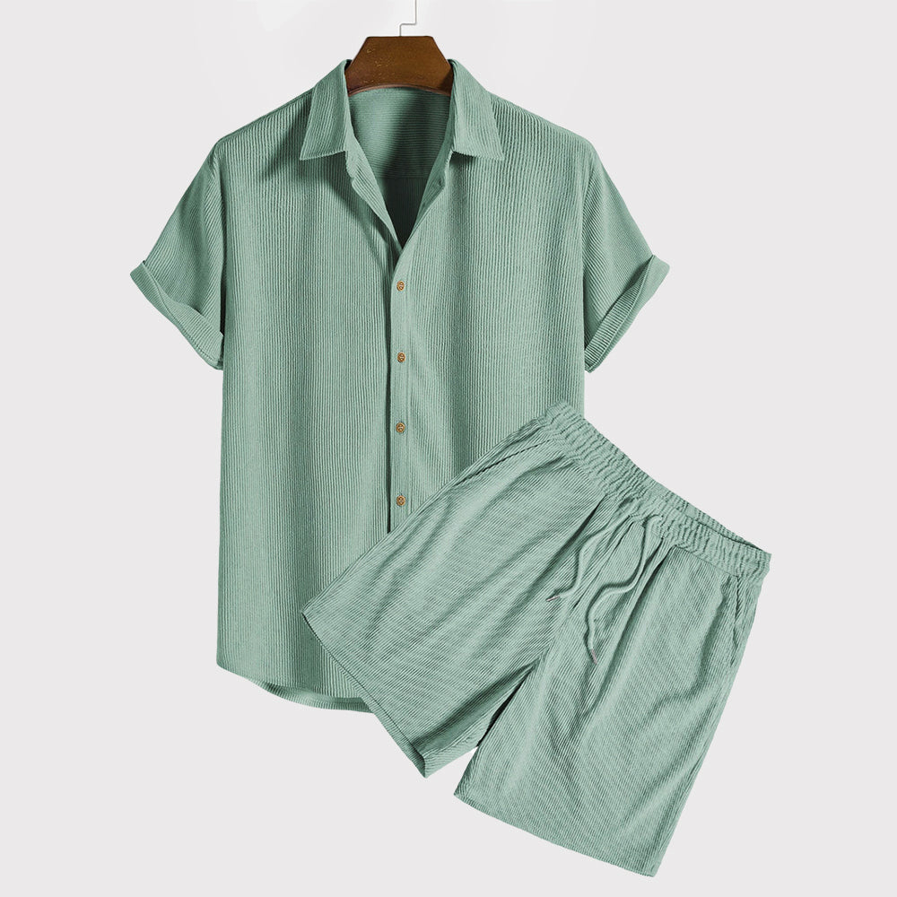 Completo estivo uomo verde menta, camicia a maniche corte e pantaloncini coordinati, tessuto leggero, ideale per moda casual e vacanze.