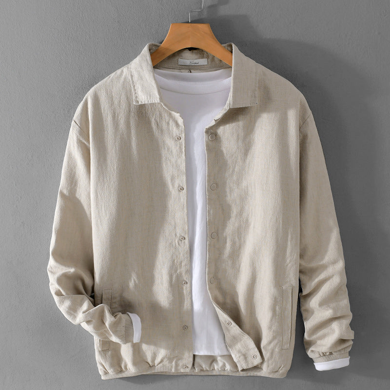 Giacca beige in lino su gruccia, abbinata a maglietta bianca. Moda uomo, abbigliamento casual, stile elegante. Perfetta per primavera e autunno.