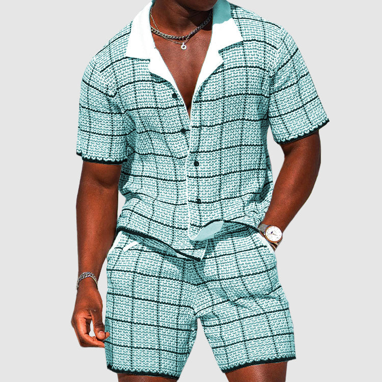 Completo estivo uomo a quadri verde acqua, camicia e pantaloncini coordinati, stile casual, tessuto leggero, ideale per moda estiva.