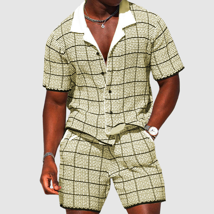 Completo estivo uomo a quadri beige e nero, camicia a maniche corte e pantaloncini coordinati, stile casual elegante, perfetto per moda estiva.
