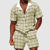 Completo estivo uomo a quadri beige e nero, camicia a maniche corte e pantaloncini coordinati, stile casual elegante, tessuto leggero.
