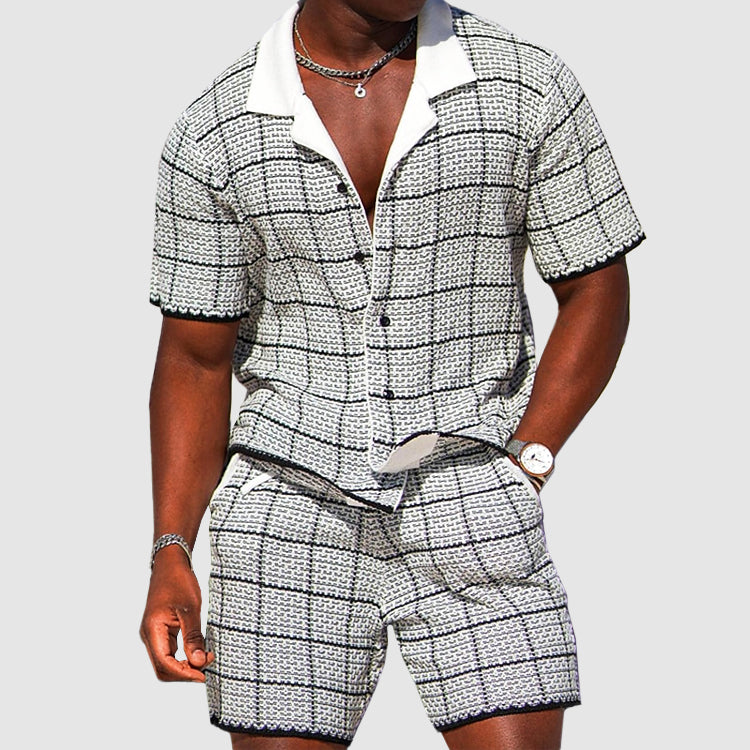 Set coordinato uomo a quadri bianco e nero, camicia a maniche corte e pantaloncini, stile casual estivo, moda maschile elegante.