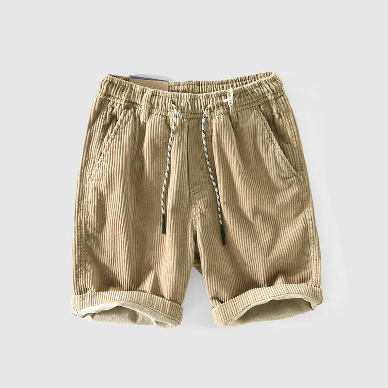 Pantaloncini corti beige in velluto a coste con elastico in vita e coulisse, tasche laterali, stile casual estivo per uomo.
